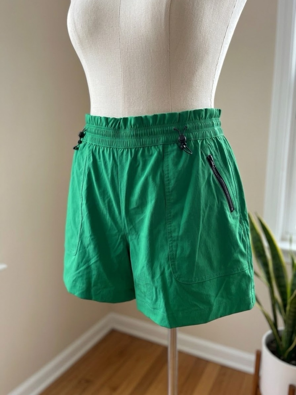 Active Fit Green Athletic Shorts with Zipper Pockets